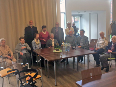 Stefan Nacke (3. von rechts) und Angela Stähler (5.v.r.) im Gespräch in der Senioreneinrichtung „Wohnen in Pastors Garten“ in Roxel.