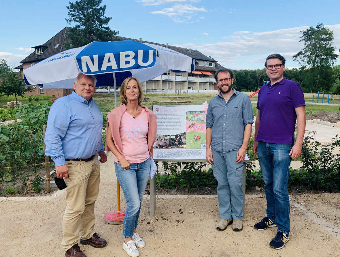 Hugo Hölken (CDU-Agrarausschuss), Babette Lichtenstein van Lengerich (CDU-Fraktion, Biologin), Kristian Lilje (NABU), Tobias Jainta (CDU-Kreisvorstand) berieten über sinnvolle Maßnahmen zum Schutz der Kiebitze. Hugo Hölken (CDU-Agrarausschuss), Babette Lichtenstein van Lengerich (CDU-Fraktion, Biologin), Kristian Lilje (NABU), Tobias Jainta (CDU-Kreisvorstand) berieten über sinnvolle Maßnahmen zum Schutz der Kiebitze.
