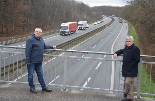 Brücke über die B51, Ratsherr Peter Wolfgarten und der verkehrspolitische Sprecher der CDU, Walter von Göwels