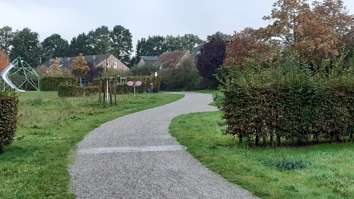 Ein Wegstck auf dem Franz-Reuter-Weg, an dem keine Laterne direkt am Weg steht und das dementsprechend nachts stockdunkel ist