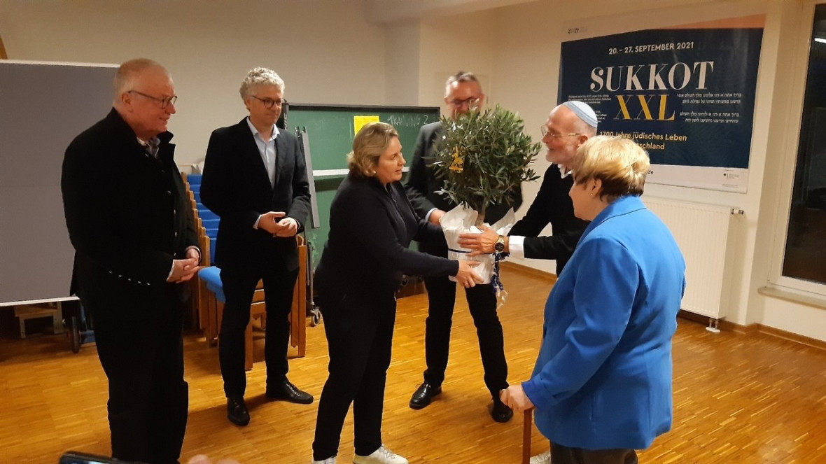 v.l.n.r.: Ruprecht Polenz, Stefan Nacke, Simone Wendland und Stefan Weber übergeben Sharon Fehr einen Olivernbaum